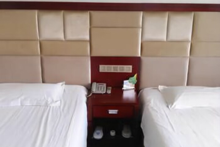Room 5 of 8