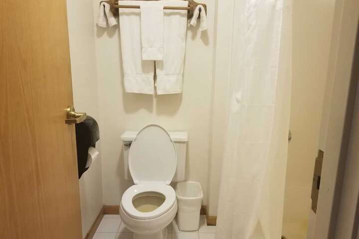 Deluxe Queen Bed Jetted Tub (2 of 3)