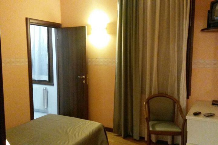 Room 12 of 38