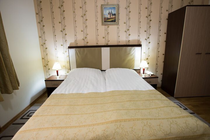 Room 10 of 35