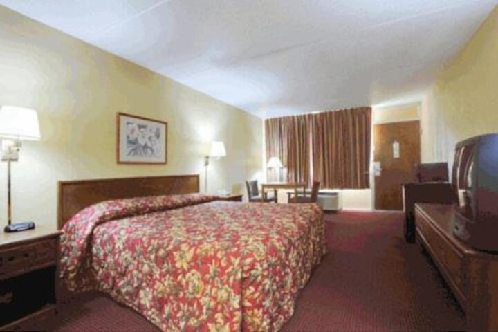 1 King Bed - Free WiFi, Microwave, Minifridge Coffeemaker Balcony Hairdryer (3 of 5)