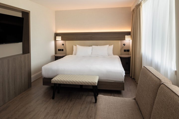 Room 9 of 14