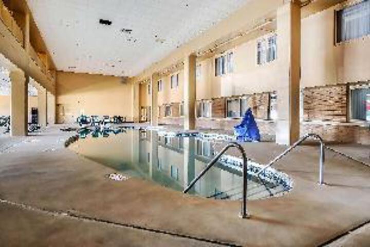 Pool Hotel