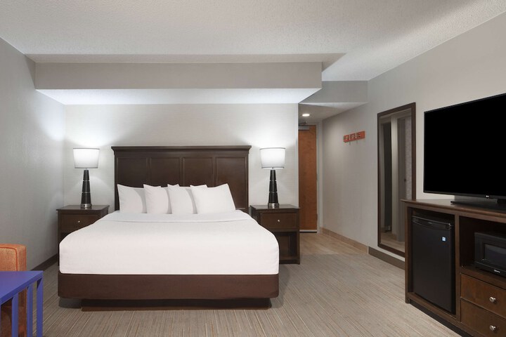 1 King Bed (3 of 12)
