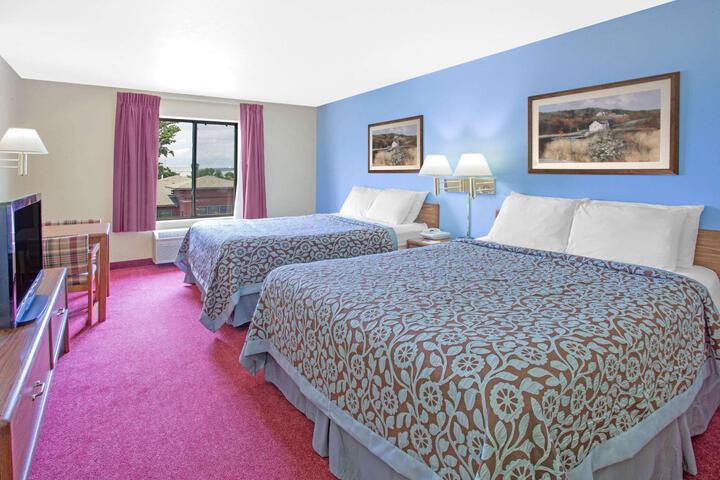 1 Queen Bed (1 of 7)
