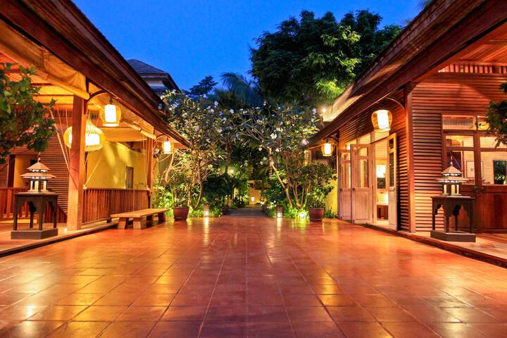Hotel Exterior 112 of 125