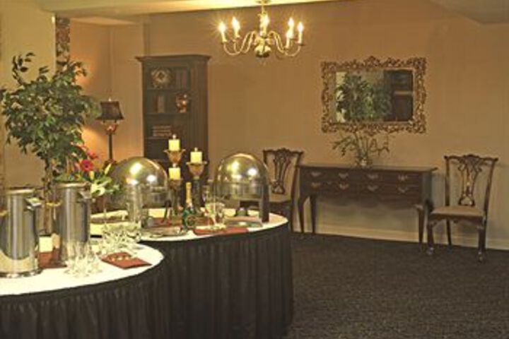 Dining 12 of 16
