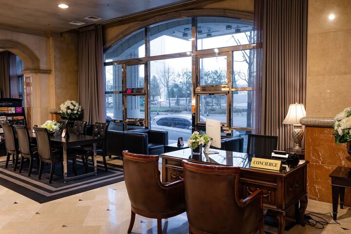 Entrance & Lobby