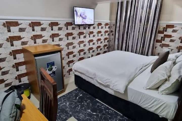 Room 10 of 76