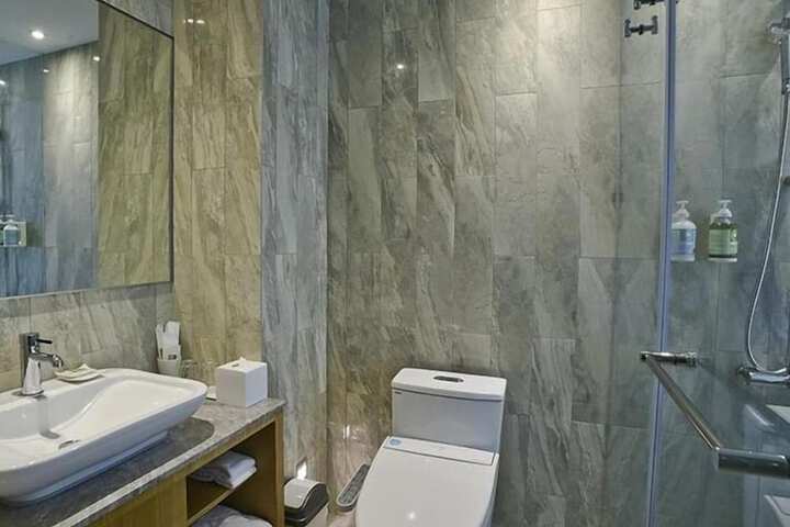 Room 12 of 27