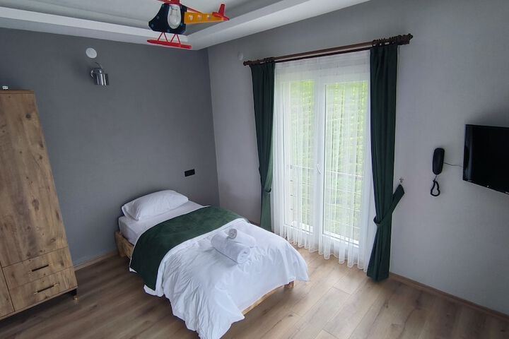 Room 9 of 16
