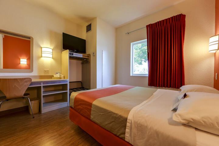 Room 7 of 28