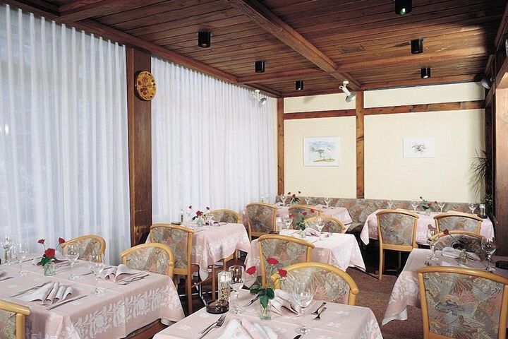 Dining 33 of 45