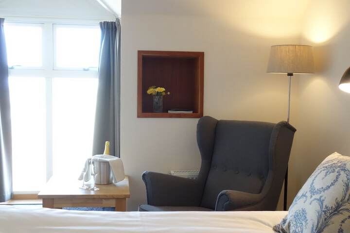 Room 4 of 63
