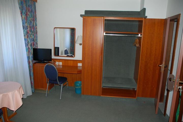 Room 14 of 32