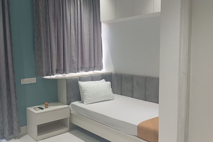 Room 4 of 10