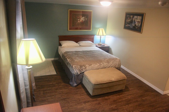 1 Queen Bed (17 of 17)