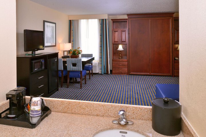 2 Queen Beds Work Desk Microwave and Refrigerator Full Breakfast (5 of 9)
