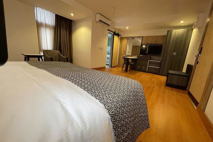 Room 16 of 35