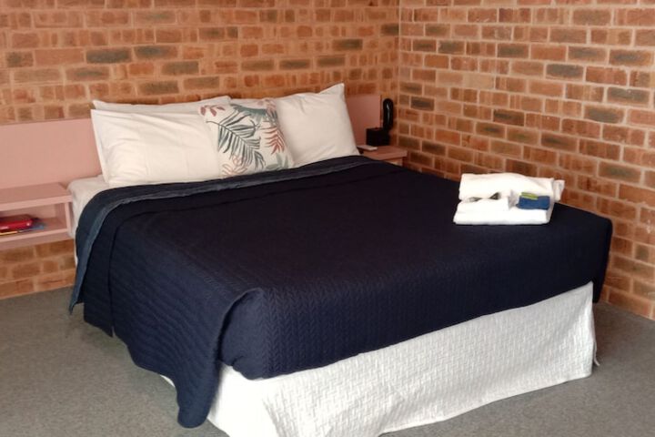 Room 5 of 16