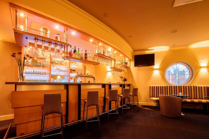 Lounge 104 of 160