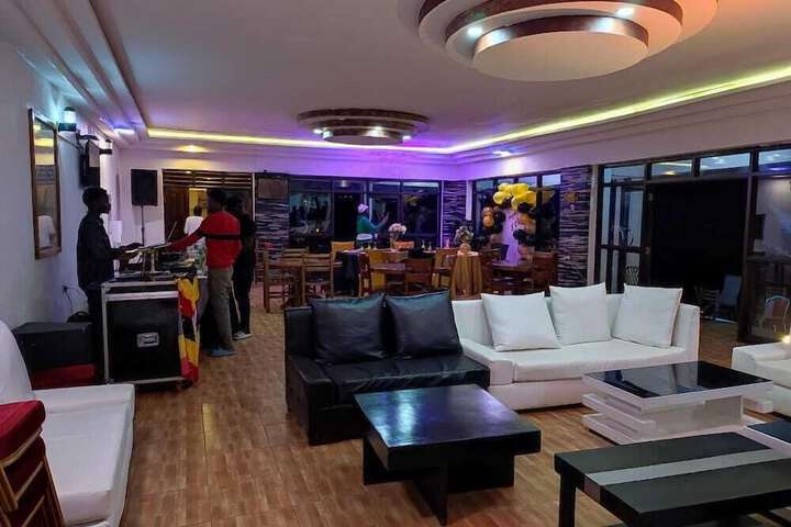 Lounge 32 of 45