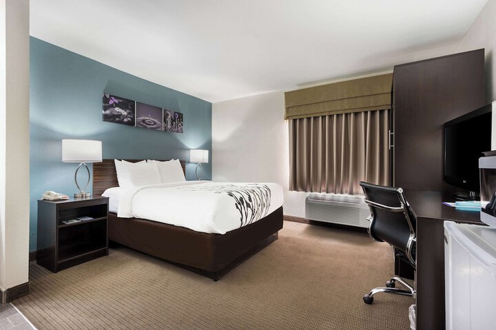 1 Queen Bed (2 of 3)
