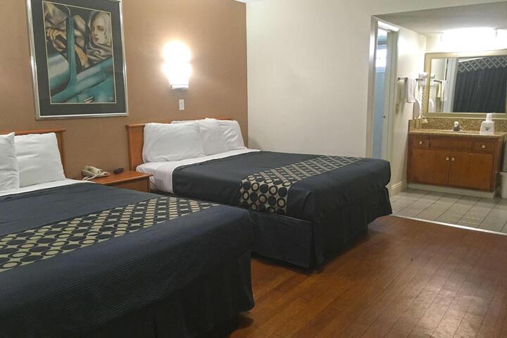 2 Queen Beds (3 of 4)