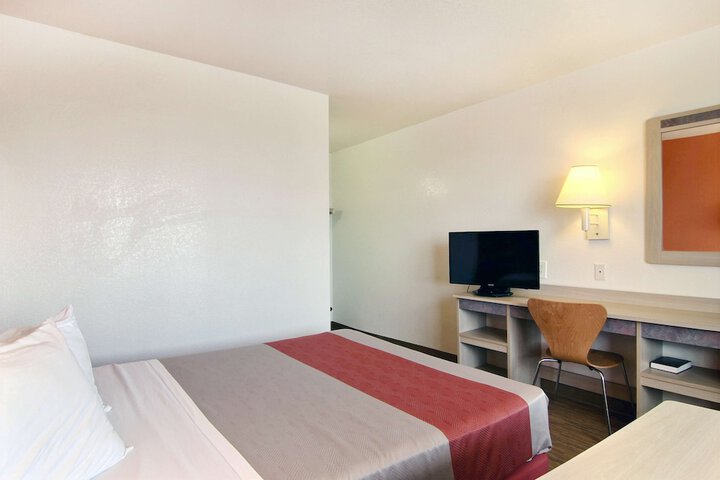 Room 13 of 32
