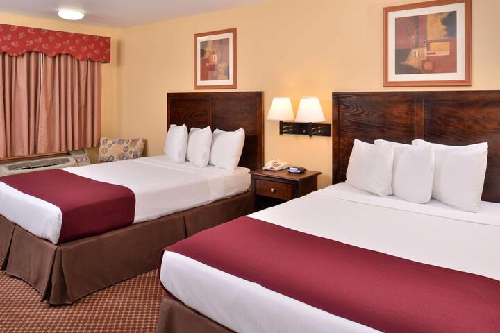 2 Queen Beds (7 of 9)