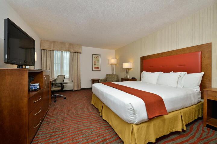 1 King Bed (1 of 16)