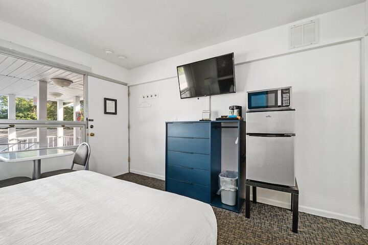 1 Queen Bed Upper Floor (23 of 28)