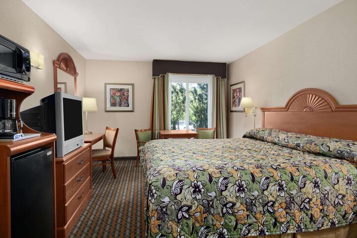 2 Queen Beds (2 of 5)