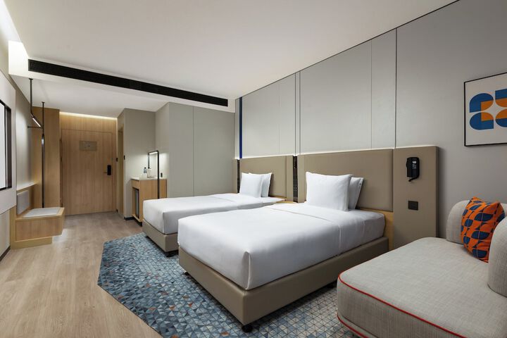 Room 13 of 37