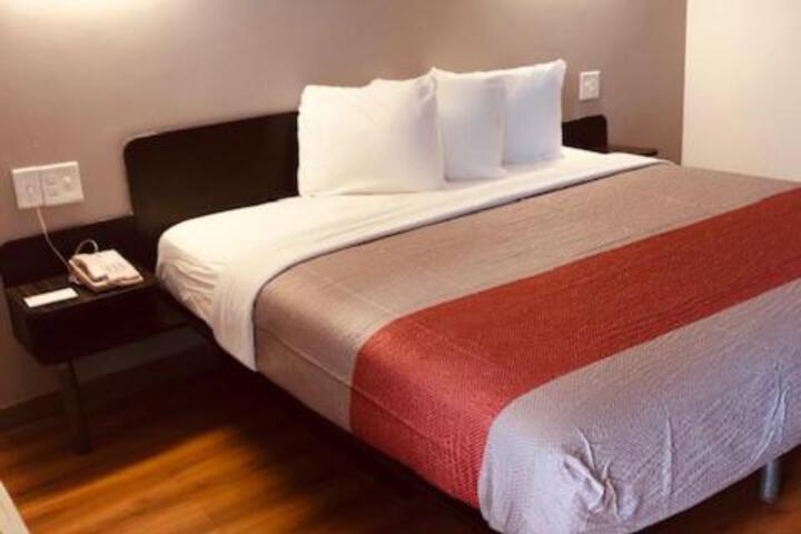 Deluxe King Room (2 of 10)