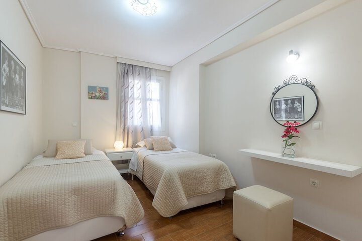 Room 6 of 33