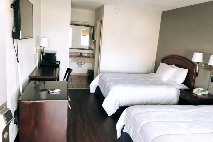 1 Queen Bed (6 of 8)