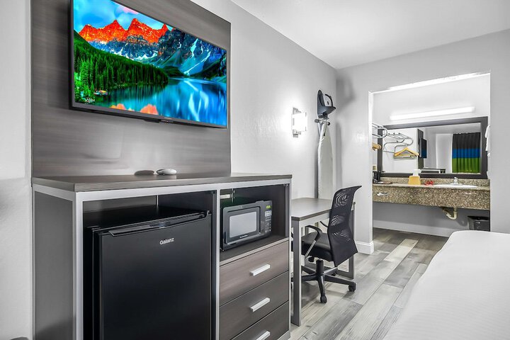 1 King Bed Microwave and Refrigerator WiFi Continental Breakfast (17 of 17)