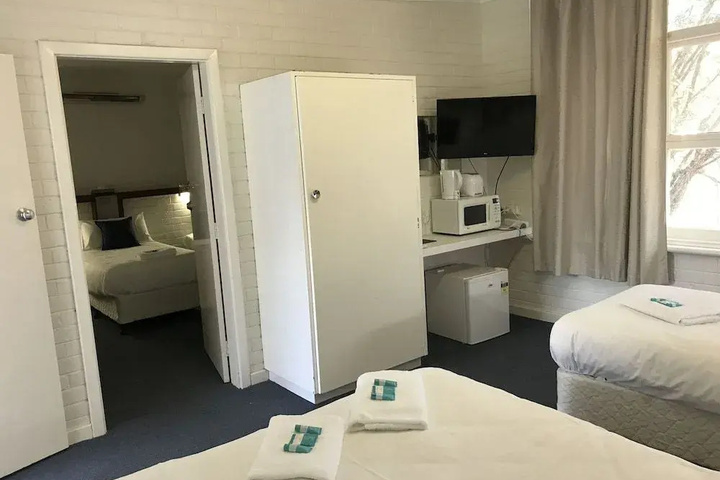 Room 4 of 16