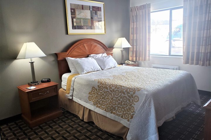 1 Queen Bed No Elevator (25 of 33)