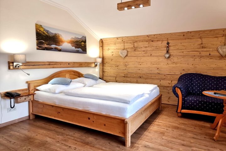 Room 11 of 28