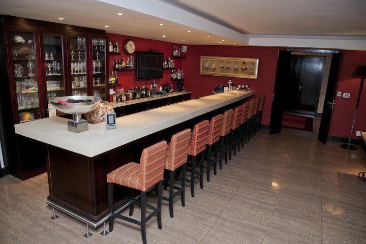Lounge 33 of 44