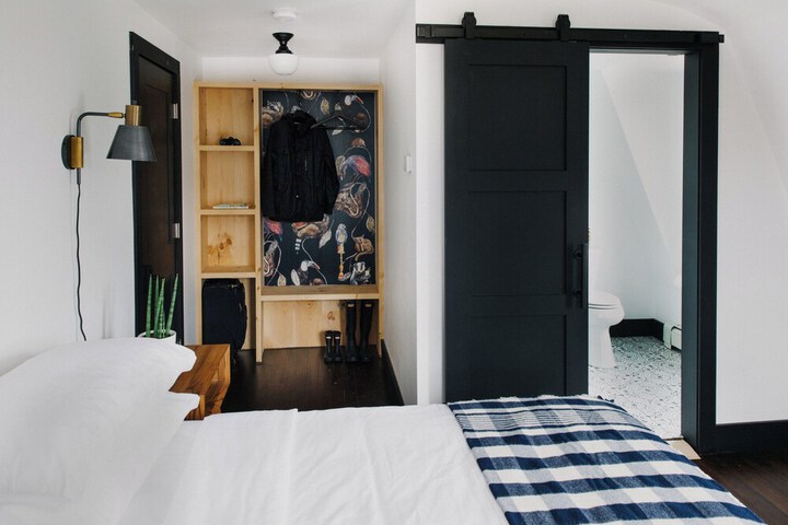1 King Bed (2 of 18)