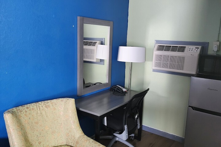 Single Room 1 Queen Bed (7 of 14)