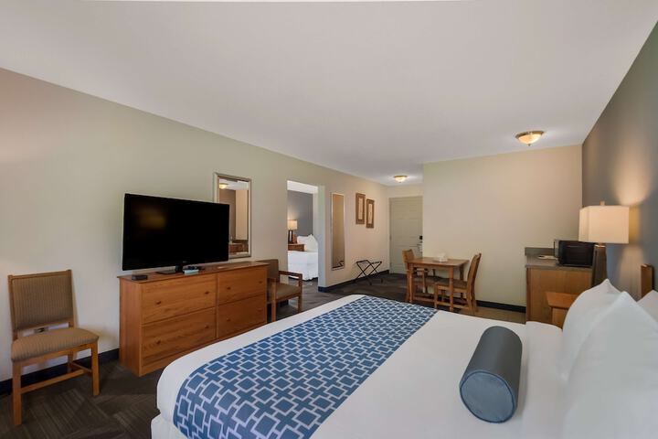 1 King Bed Mobility Accessible Communication Assistance Roll in Shower Full Breakfast (3 of 18)