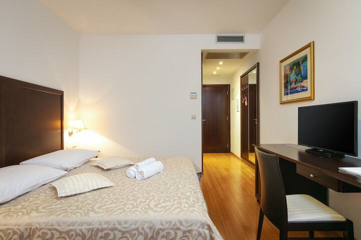 Room 21 of 144