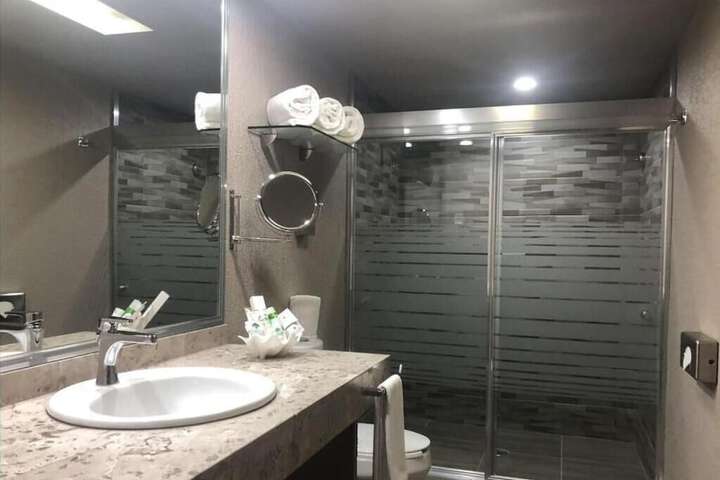 Room 6 of 12