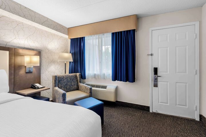 1 Queen Bed Microwave and Refrigerator Work Desk WiFi Continental Breakfast (5 of 20)