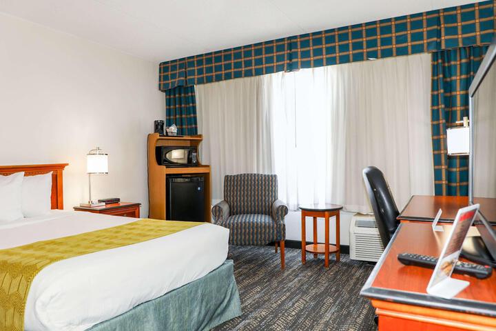 1 King Bed (9 of 18)