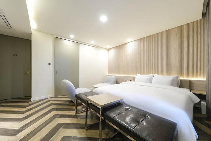 Room 16 of 42